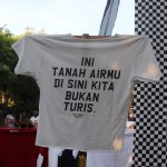 Instalasi Kaos Keos: Gambaran Kaos dari Barisan Baju Kaus